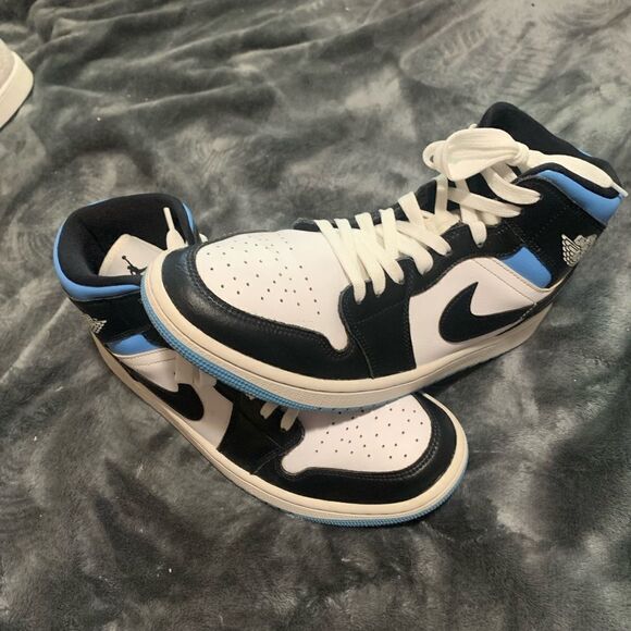 Air Jordan 1 Mid Size 11 - Picture 1 of 6